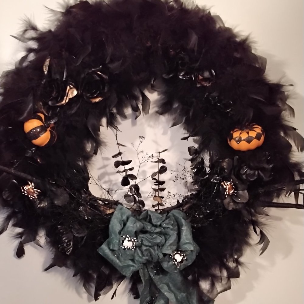 Black Feather Halloween 🦇, Grapevine round wreath